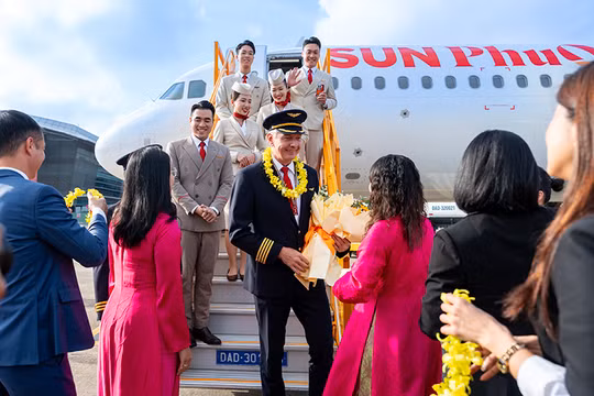 Lãnh đạo TP Đà Nẵng tặng hoa cho tổ bay của hãng Sun PhuQuoc Airways hạ cánh xuống sân bay Đà Nẵng.
