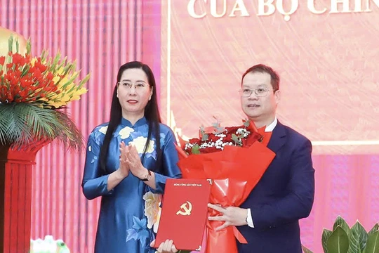 Bà Bùi Thị Quỳnh Vân, Ủy viên Trung ương Đảng, Phó Trưởng Ban Tổ chức Trung ương trao quyết định cho ông Nguyễn Mạnh Hùng tại hội nghị.