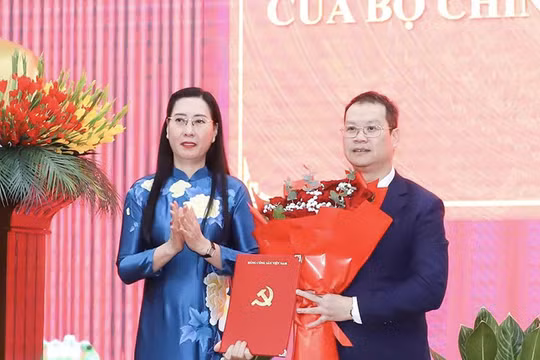 Bà Bùi Thị Quỳnh Vân, Ủy viên Trung ương Đảng, Phó Trưởng Ban Tổ chức Trung ương trao quyết định cho ông Nguyễn Mạnh Hùng tại hội nghị.