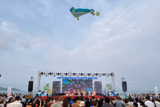 Với chủ đề “Mùa hè rực rỡ”, chiều 25/4, Ban quản lý bán đảo Sơn Trà và các bãi biển du lịch Đà Nẵng đã chính thức khởi động mùa du lịch biển 2026.