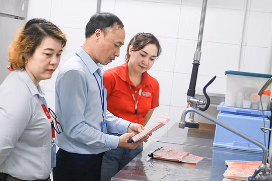 Đoàn kiểm tra các điều kiện ATTP tại các cơ sở sản xuất, kinh doanh thực phẩm dịch vụ ăn uống. Ảnh Thanh Nguyên.