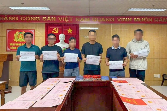 Các đối tượng trong đường dây lừa đảo chiếm đoạt tài sản thông qua kinh doanh đa cấp tiền ảo với số tiền chiếm đoạt hơn 2.000 tỷ đồng tại cơ quan công an.