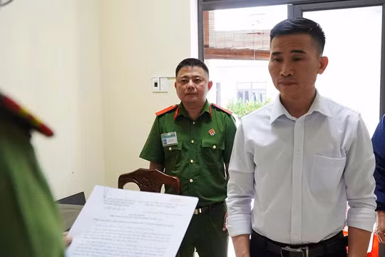 Bị can Nguyễn Văn Hoàng (áo trắng), chủ Công ty TNHH SXKD Phương Nguyên.