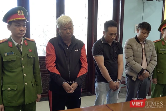 Cơ quan Công an tống đạt quyết định khởi tố, bắt tạm giam các đối tượng .