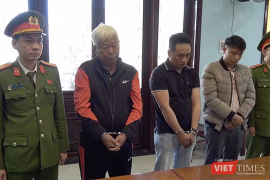 Cơ quan Công an tống đạt quyết định khởi tố, bắt tạm giam các đối tượng .