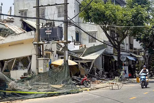 Hiện trường vụ tháo dỡ công trình gây sập nhà dân trên đường Trần Quý Cáp (phường Hải Châu, TP Đà Nẵng).