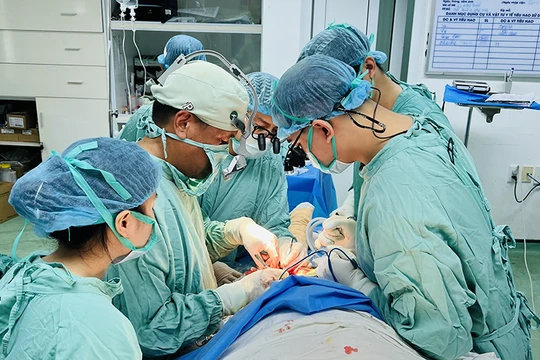 Phẫu thuật tạo hình thành công cho người phụ nữ có vòng 3 “ngoại cỡ”