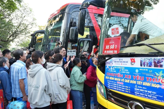 Các bệnh nhân về quê trên “Chuyến xe yêu thương” của Bệnh viện TƯ Huế