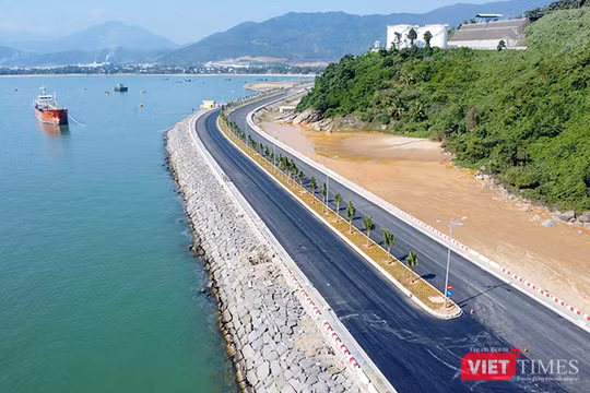 Cảng Liên Chiểu Đà Nẵng là dự án cảng biển hiện đại nhất miền Trung, với phần hạ tầng dùng chung đã hoàn thành 98%, dự kiến bàn giao và vận hành một phần trước Tết Nguyên đán 2026.