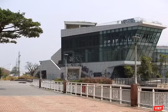 Dự án nhà hàng - bến du thuyền phía nam cảng sông Hàn đang bị bỏ hoang, nhếch nhác.