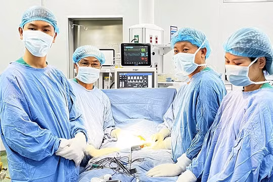 Ê kíp bác sĩ Bệnh viện Phụ sản - Nhi Đà Nẵng thực hiện ca phẫu thuật u ổ bụng ở trẻ em.