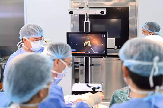 Ca phẫu thuật khớp gối đầu tiên thực hiện bằng robot AI tại Vinmec Đà Nẵng.