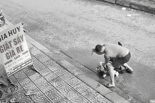 Hình ảnh người đàn ông dùng vật nhọn tấn công phụ nữ.