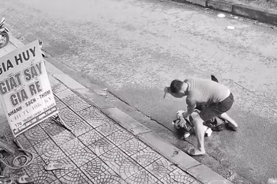 Hình ảnh người đàn ông dùng vật nhọn tấn công phụ nữ.