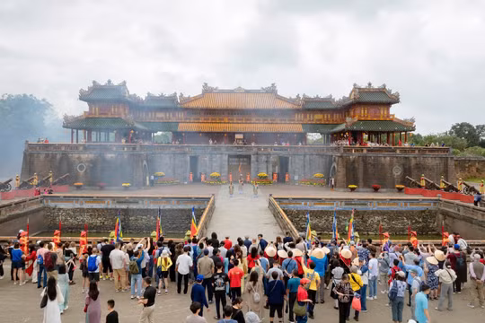 Du khách đến Huế tham quan trong dịp Tết Bính Ngọ 2026.