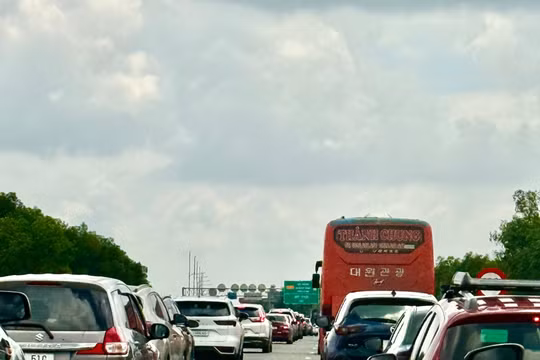 Các tuyến đường dẫn từ Đà Nẵng đi cao tốc Đà Nẵng - Quảng Ngãi và đường ra Quảng Ngãi ùn tắc nghiêm trọng trong dịp Tết Nguyên đán Bính Ngọ 2026.