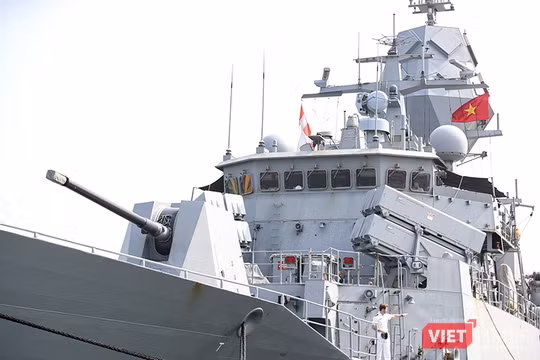 Tàu Hải quân Hoàng gia Australia - HMAS Toowoomba cùng hơn 200 sĩ quan, thuỷ thủ đã cập cảng Tiên Sa (Đà Nẵng), chính thức chuyến thăm Đà Nẵng.