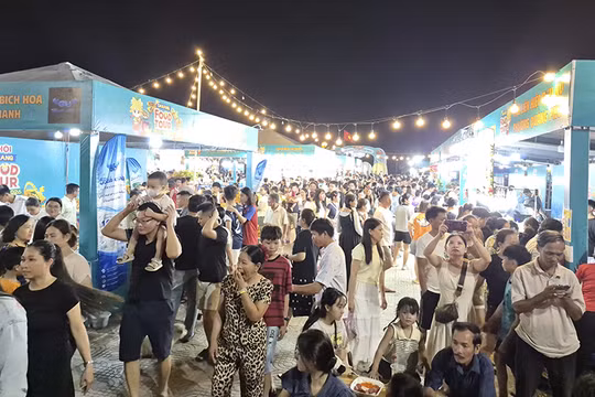 Du khách đổ về không gian quảng trường Tam Thanh để tận hưởng không khí ngày hội.