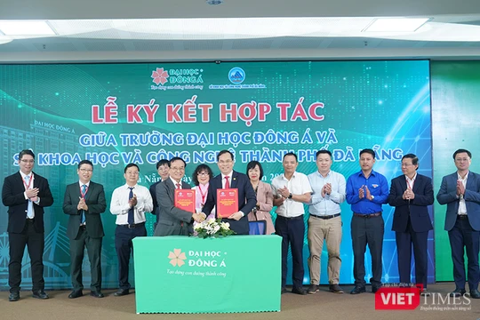 Ông Nguyễn Thanh Hồng, Giám đốc Sở KH&CN TP Đà Nẵng và ông Lương Minh Sâm, Chủ tịch Hội đồng trường Đại học Đông Á tại lễ ký kết.