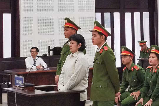 Bị can Hoàng Thị Kim Châu tại toà.