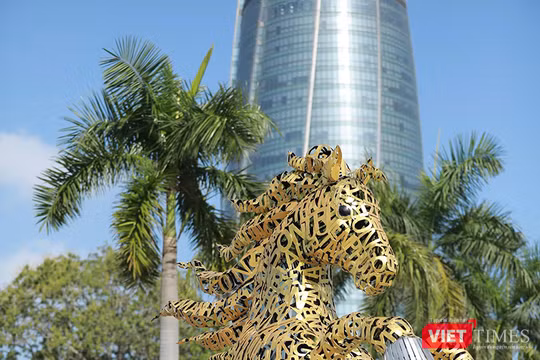 Linh vật “Kim Mã Hợp Nhất” đường hoa xuân Bính Ngọ 2026 ở Đà Nẵng.