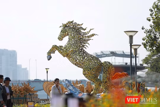 Linh vật ngựa mang tên “Kim Mã Hợp Nhất” mạnh mẽ đại diện cho hình ảnh Đà Nẵng mới hiện đại dần hoàn thành đã thu hút du khách.