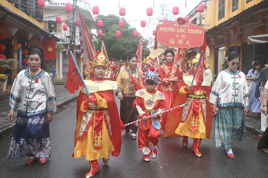 Đoàn diễu hành Tết Nguyên tiêu đã đi khắp phố cổ đã thu hút sự tham gia của các hội quán, đoàn lân sư rồng, cùng hàng nghìn người dân, du khách.