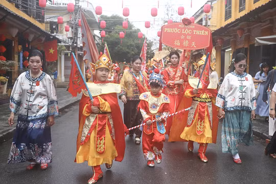 Đoàn diễu hành Tết Nguyên tiêu đã đi khắp phố cổ đã thu hút sự tham gia của các hội quán, đoàn lân sư rồng, cùng hàng nghìn người dân, du khách.