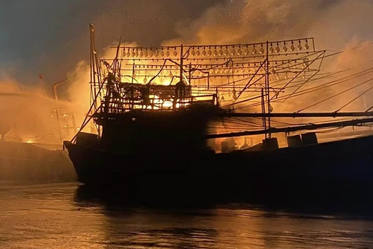 Tàu cá QNa 91917TS bị cháy và chìm trên biển. Ảnh minh hoạ.