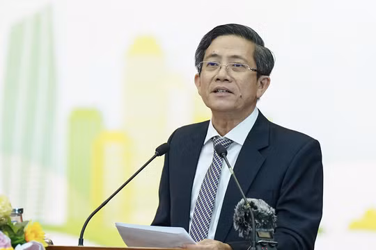 Ông Trần Nam Hưng, Phó Chủ tịch UBND TP Đà Nẵng phát biểu chào mừng Hội thảo Thúc đẩy chuyển đổi xanh hướng tới thành phố sinh thái và thông minh diễn ra sáng 21/4.