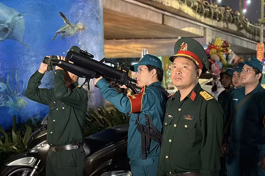 Lực lượng quân sự TP Đà Nẵng đang thực hiện khống chế phương tiện bay không người lái tại khu vực cầu Rồng.