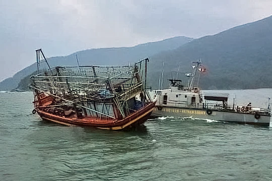 Tàu BP 08.9801 thuộc Hải đội Biên phòng 2, Bộ đội Biên phòng TP Đà Nẵng đang ứng cứu tàu cá bị nạn.
