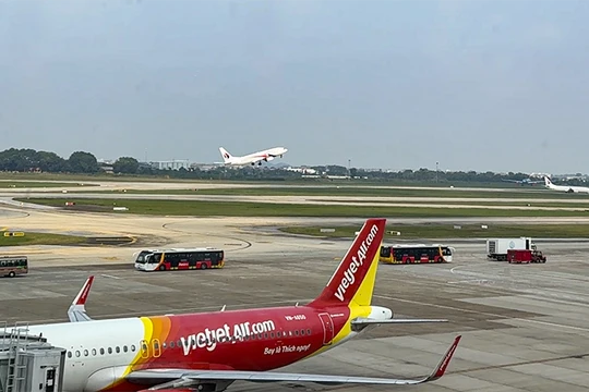 Từ 17/2 - 24/2 (tức từ mùng 1 đến mùng 6 Tết Bính Ngọ), nhiều chuyến bay đến và đi tại sân bay Đà Nẵng bị ảnh hưởng trực tiếp, xáo trộn lịch trình, tiềm ẩn nguy cơ mất an toàn hàng không do flycam xâm nhập khu vực cấm bay và hành lang cất/hạ cánh.