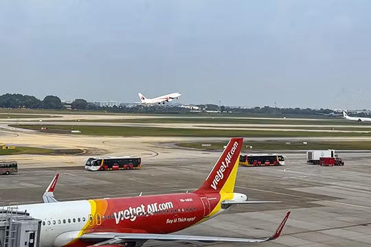 Từ 17/2 - 24/2 (tức từ mùng 1 đến mùng 6 Tết Bính Ngọ), nhiều chuyến bay đến và đi tại sân bay Đà Nẵng bị ảnh hưởng trực tiếp, xáo trộn lịch trình, tiềm ẩn nguy cơ mất an toàn hàng không do flycam xâm nhập khu vực cấm bay và hành lang cất/hạ cánh.