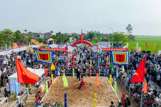 Quang cảnh lễ hội vật làng Sình, phường Dương Nỗ, TP Huế