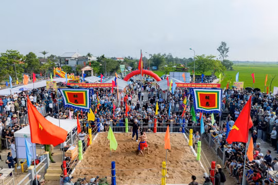 Quang cảnh lễ hội vật làng Sình, phường Dương Nỗ, TP Huế