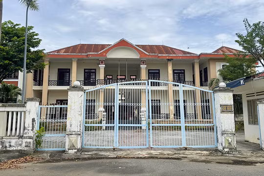 Uỷ ban Mặt trận các hội đoàn thể huyện Hoà Vang cũ bị bỏ hoang, xuống cấp sau hợp nhất. Ảnh BV.