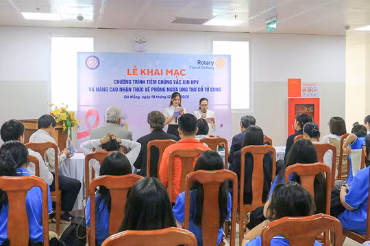 Sáng 18/12, chương trình tiêm vaccine phòng HPV miễn phí và đào tạo nâng cao nhận thức về phòng ngừa ung thư cổ tử cung, hiểu biết về tình dục an toàn đã được tổ chức tại Bệnh viện Phụ sản – Nhi Đà Nẵng.