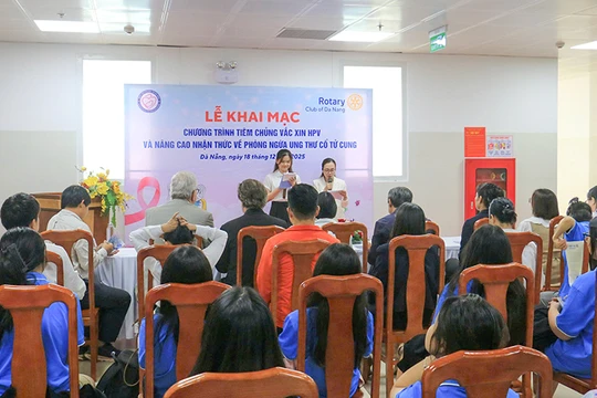 Sáng 18/12, chương trình tiêm vaccine phòng HPV miễn phí và đào tạo nâng cao nhận thức về phòng ngừa ung thư cổ tử cung, hiểu biết về tình dục an toàn đã được tổ chức tại Bệnh viện Phụ sản – Nhi Đà Nẵng.