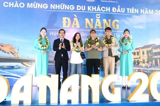 Lãnh đạo Sở VH-TT&DL TP Đà Nẵng chúc mừng nhưnhx hành khách đầu tiên đến xông đất Đà Nẵng trong ngày đầu năm 2026.