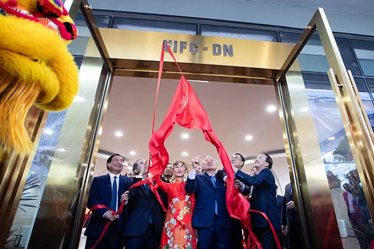 Phó Thủ tướng Thường trực Nguyễn Hòa Bình, Chủ tịch Hội đồng điều hành Trung tâm, cùng lãnh đạo Quốc hội, các bộ ngành Trung ương, tổ chức tài chính quốc tế và tập đoàn trong - ngoài nước tại lễ khai trương Trung tâm Tài chính quốc tế Việt Nam tại TP Đà Nẵng.