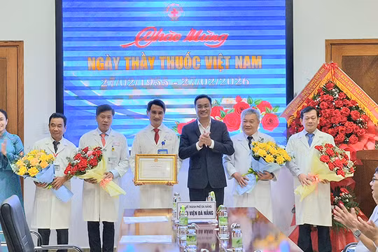 Bí thư Thành ủy Đà Nẵng Lê Ngọc Quang trao Bằng khen của TP cho Bệnh viện Đà Nẵng. 