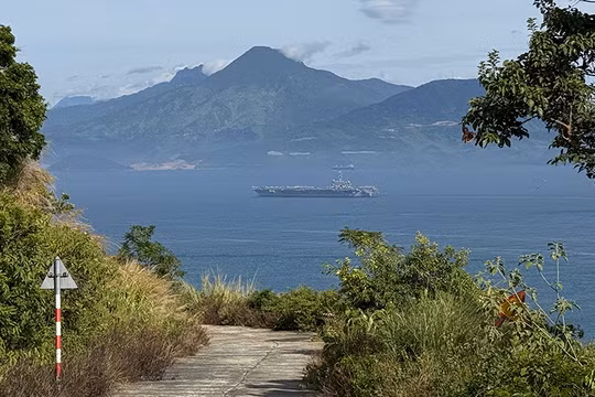 Tàu sân bay USS George Washington (CVN-73) trên vịnh Đà Nẵng. Ảnh XM.