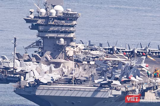 Tàu sân bay USS George Washington (CVN-73) trên vịnh Đà Nẵng. Ảnh XM.
