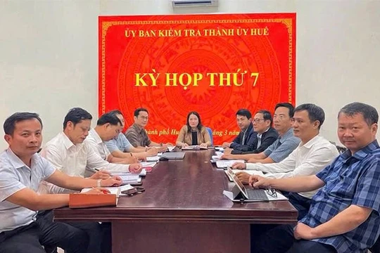 Quang cảnh kỳ họp thứ 7 của UBKT Thành uỷ Huế do bà Hồ Thị Thu Hằng, Chủ nhiệm UBKT Thành ủy Huế chủ trì. Ảnh Thành uỷ Huế.