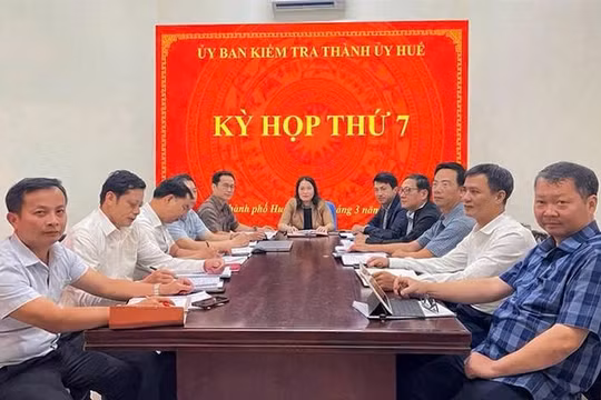 Quang cảnh kỳ họp thứ 7 của UBKT Thành uỷ Huế do bà Hồ Thị Thu Hằng, Chủ nhiệm UBKT Thành ủy Huế chủ trì. Ảnh Thành uỷ Huế.