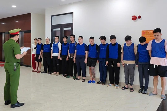 Cơ quan công an đang tống đạt quyết định khởi tố vụ án, khởi tố bị can và bắt tạm giam các đối tượng để điều tra về hành vi “Sử dụng mạng máy tính, mạng viễn thông, phương tiện điện tử để chiếm đoạt tài sản”. Ảnh CADN.