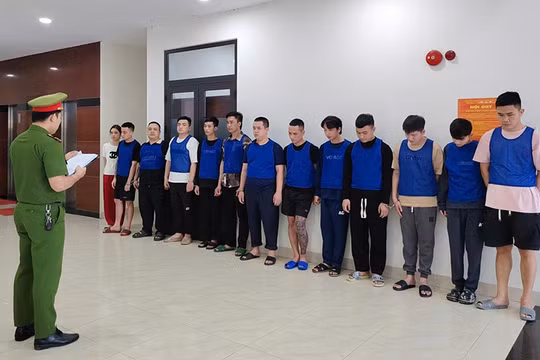 Cơ quan công an đang tống đạt quyết định khởi tố vụ án, khởi tố bị can và bắt tạm giam các đối tượng để điều tra về hành vi “Sử dụng mạng máy tính, mạng viễn thông, phương tiện điện tử để chiếm đoạt tài sản”. Ảnh CADN.