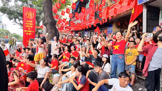 Yêu nước, đoàn kết, tự cường, nghĩa tình, trung thực, trách nhiệm, kỷ cương và sáng tạo là những chuẩn mực con người Việt Nam. Trong ảnh, người dân vẫy cờ khi chào đón các khối tổng duyệt diễu binh, diễu hành chào mừng 80 năm Cách mạng tháng Tám thành công và Quốc khánh 2/9 (A80) diễn ra tại Hà Nội. Ảnh: Quỳnh An.
