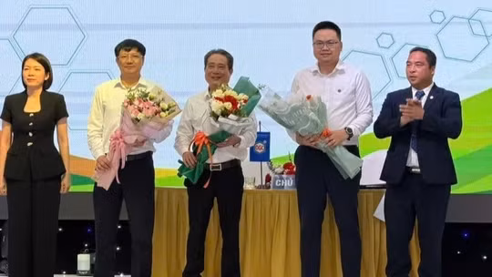 Ông Phùng Trọng Tú thứ 2 từ phải sang. Ảnh: Hoàng Anh.
